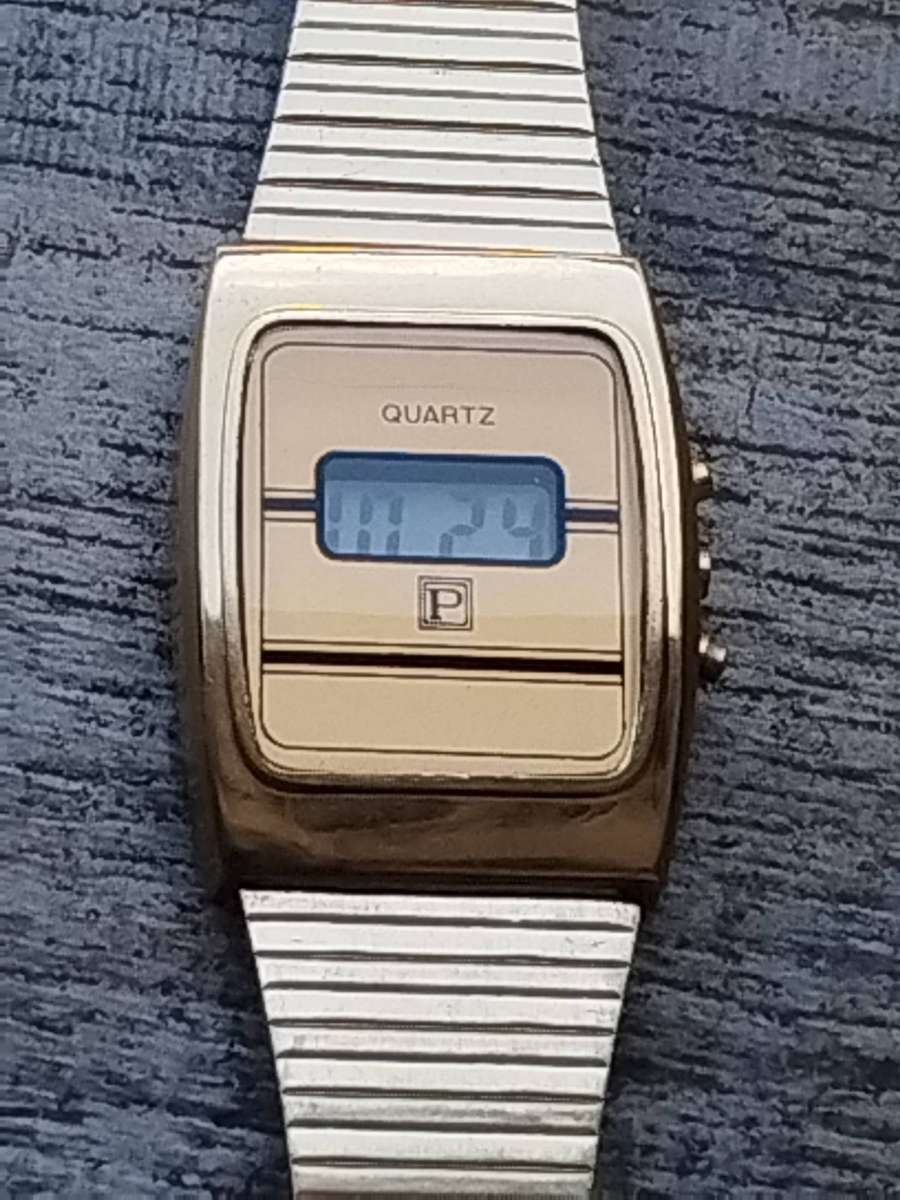 MENS VINTAGE DIGITAL WATCH WITH GOLD STAINLESS STEEL STRAP