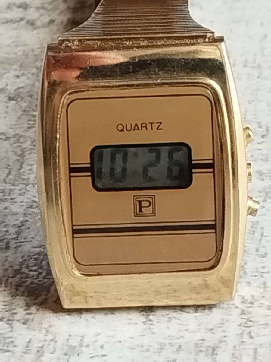 MENS VINTAGE DIGITAL WATCH WITH GOLD STAINLESS STEEL STRAP