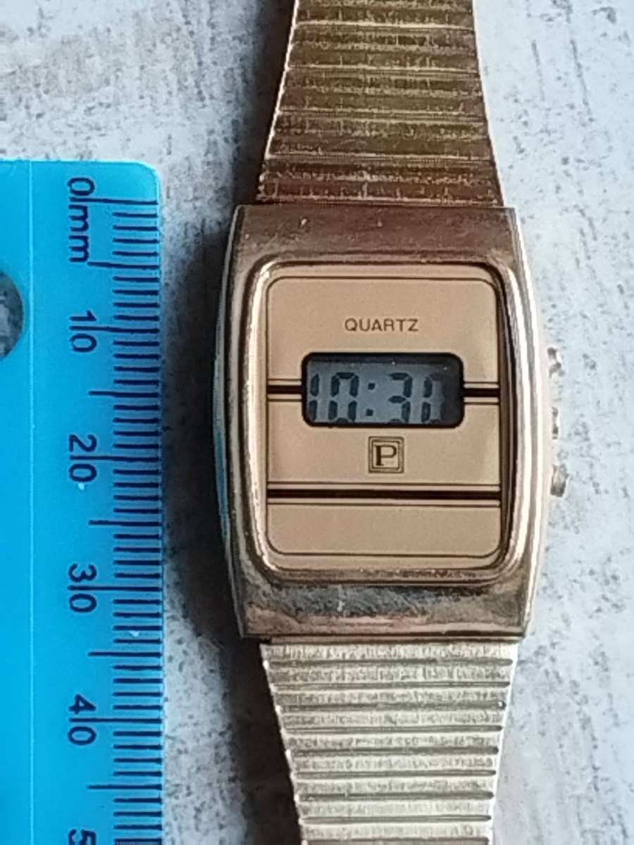 MENS VINTAGE DIGITAL WATCH WITH GOLD STAINLESS STEEL STRAP