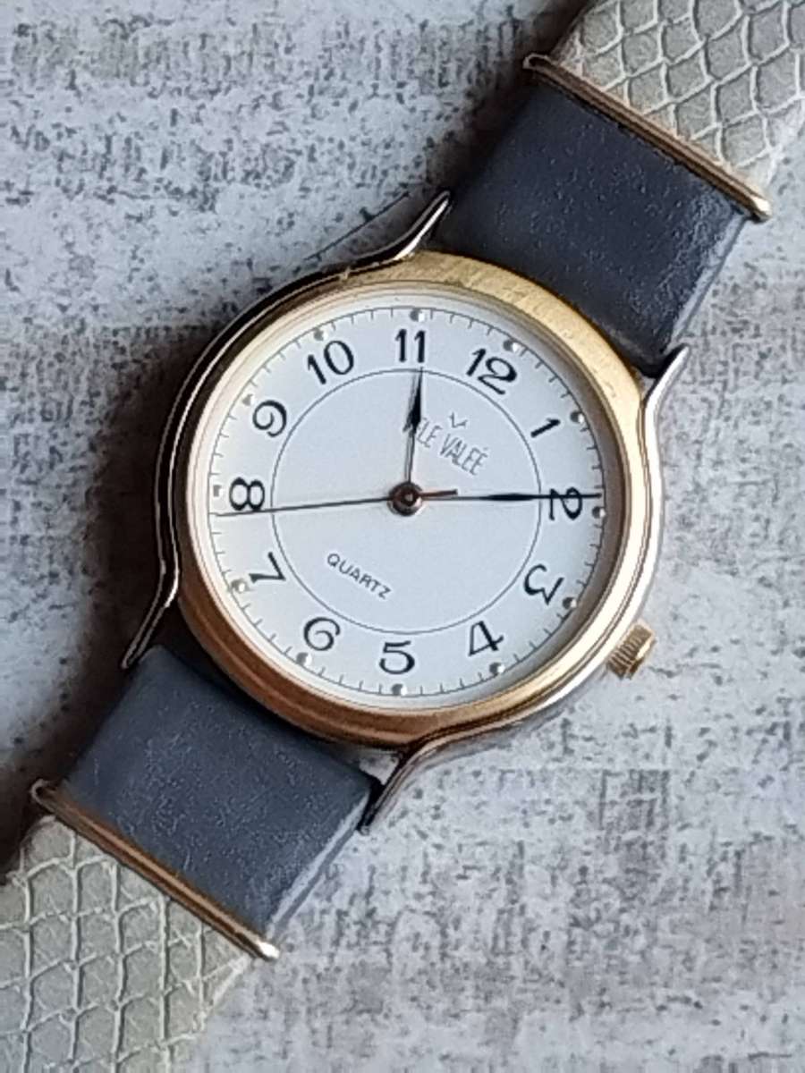 MENS VINTAGE VELLE VALEE GOLD WATCH IN EXCELLENT WORKING CONDITION