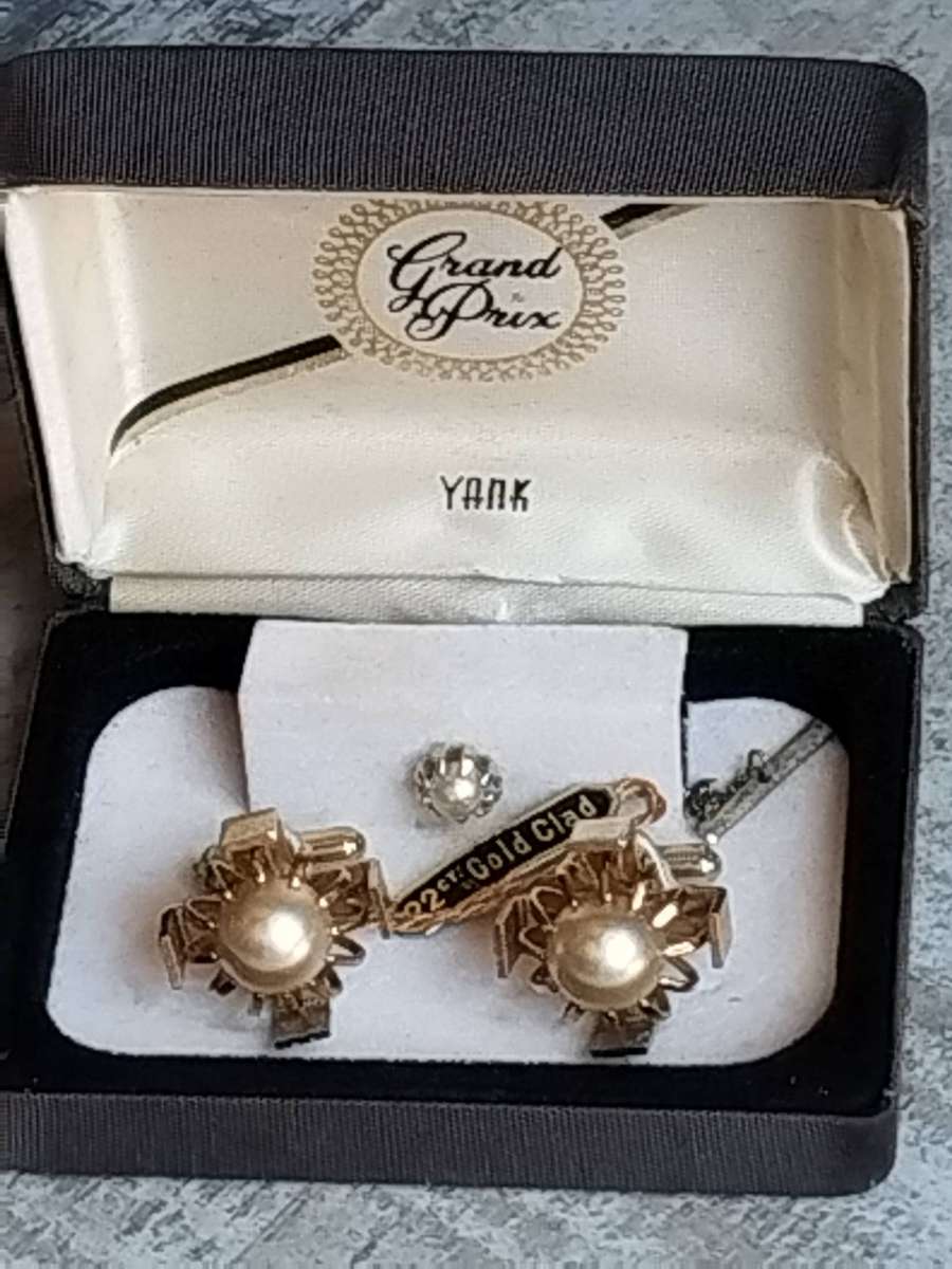 MENS VINTAGE 22CT GOLD CLAD PEARL CUFFLINKS WITH ORIGINAL DISPLAY BOX