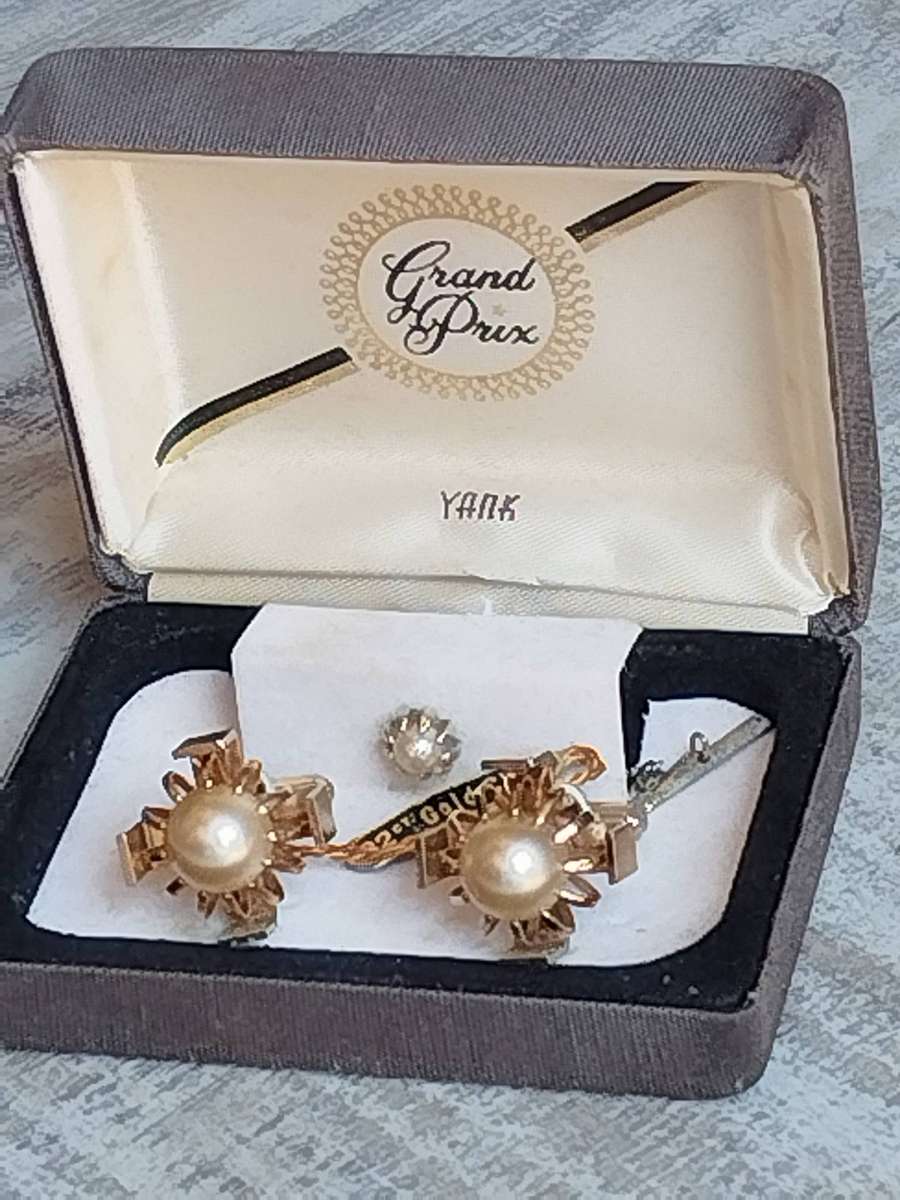 MENS VINTAGE 22CT GOLD CLAD PEARL CUFFLINKS WITH ORIGINAL DISPLAY BOX