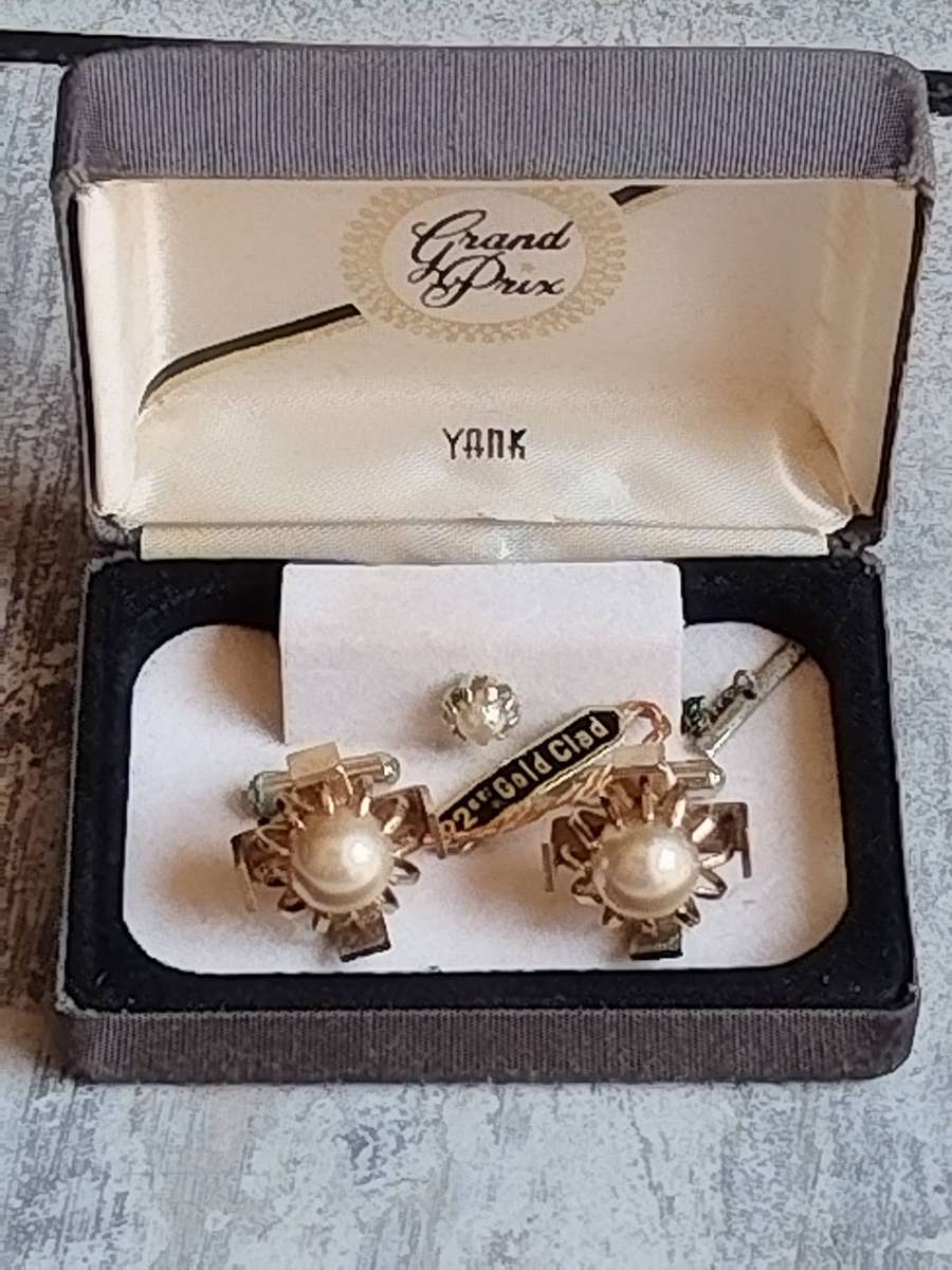 MENS VINTAGE 22CT GOLD CLAD PEARL CUFFLINKS WITH ORIGINAL DISPLAY BOX