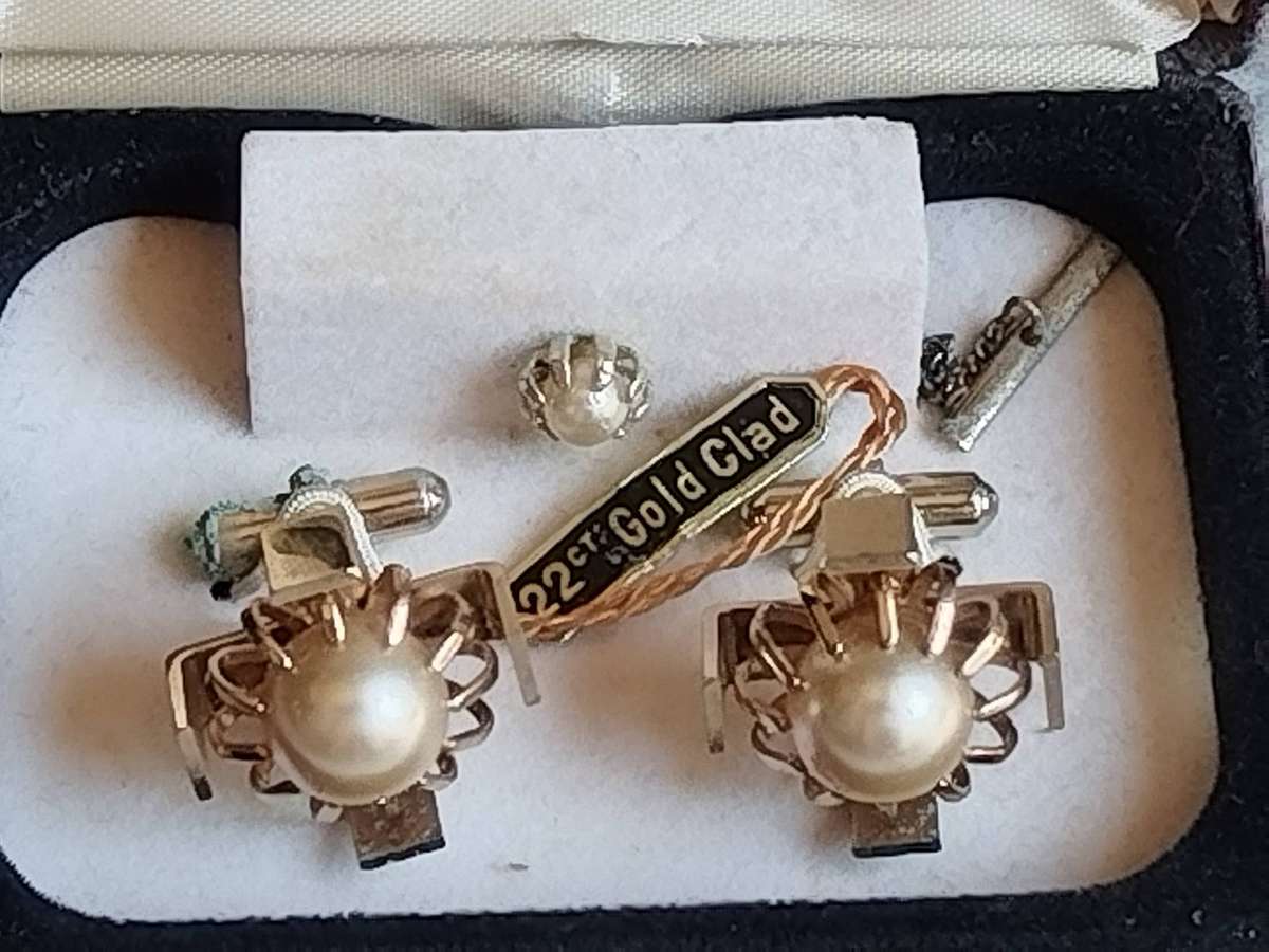 MENS VINTAGE 22CT GOLD CLAD PEARL CUFFLINKS WITH ORIGINAL DISPLAY BOX