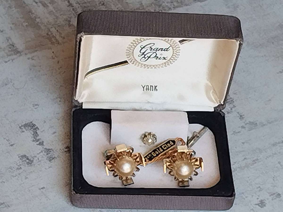 MENS VINTAGE 22CT GOLD CLAD PEARL CUFFLINKS WITH ORIGINAL DISPLAY BOX