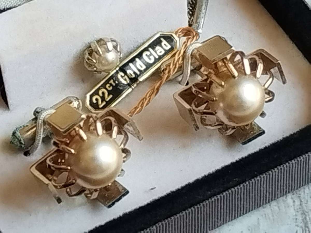 MENS VINTAGE 22CT GOLD CLAD PEARL CUFFLINKS WITH ORIGINAL DISPLAY BOX