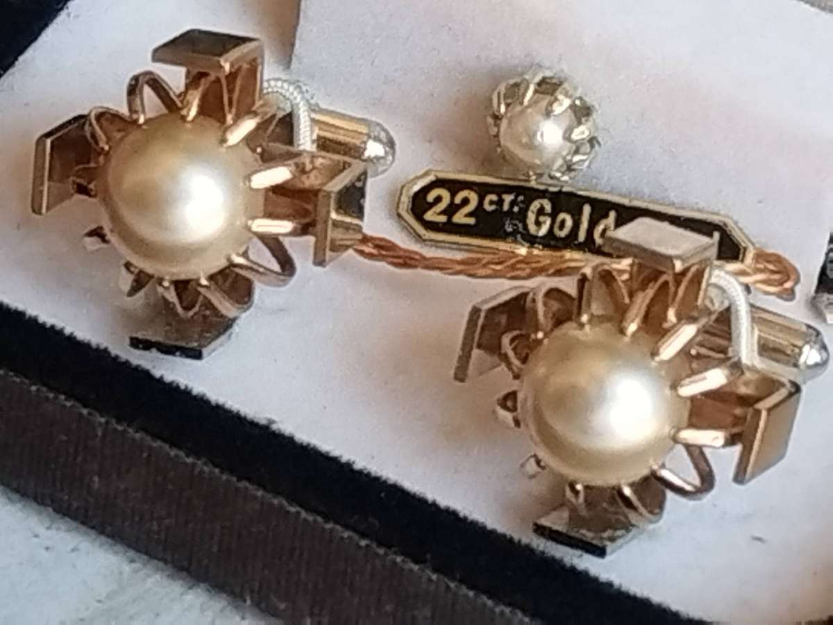 MENS VINTAGE 22CT GOLD CLAD PEARL CUFFLINKS WITH ORIGINAL DISPLAY BOX