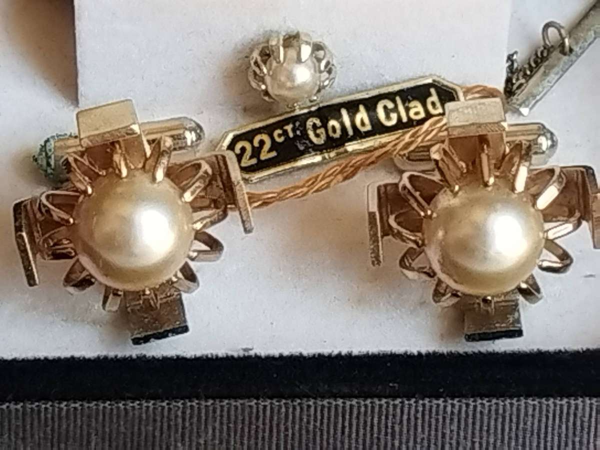 MENS VINTAGE 22CT GOLD CLAD PEARL CUFFLINKS WITH ORIGINAL DISPLAY BOX