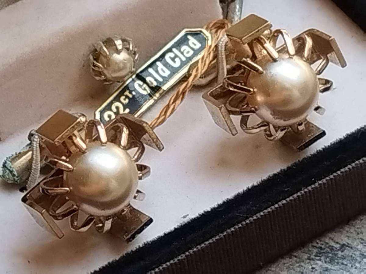 MENS VINTAGE 22CT GOLD CLAD PEARL CUFFLINKS WITH ORIGINAL DISPLAY BOX