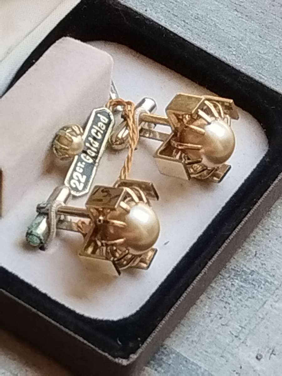 MENS VINTAGE 22CT GOLD CLAD PEARL CUFFLINKS WITH ORIGINAL DISPLAY BOX