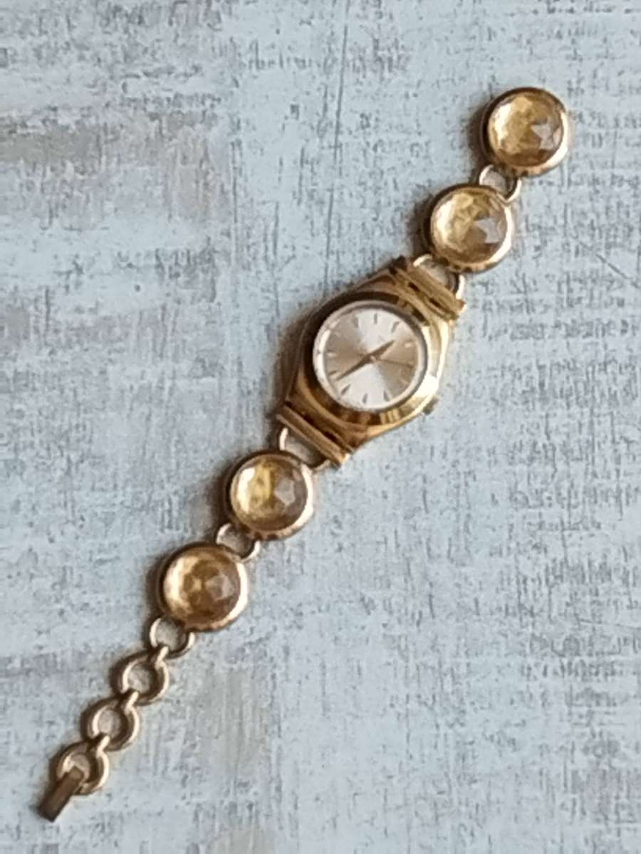 LADIES VINTAGE SWATCH AG-2006 GOLD WATCH IN EXCELLENT WORKING CONDITION - STRAP BROKEN