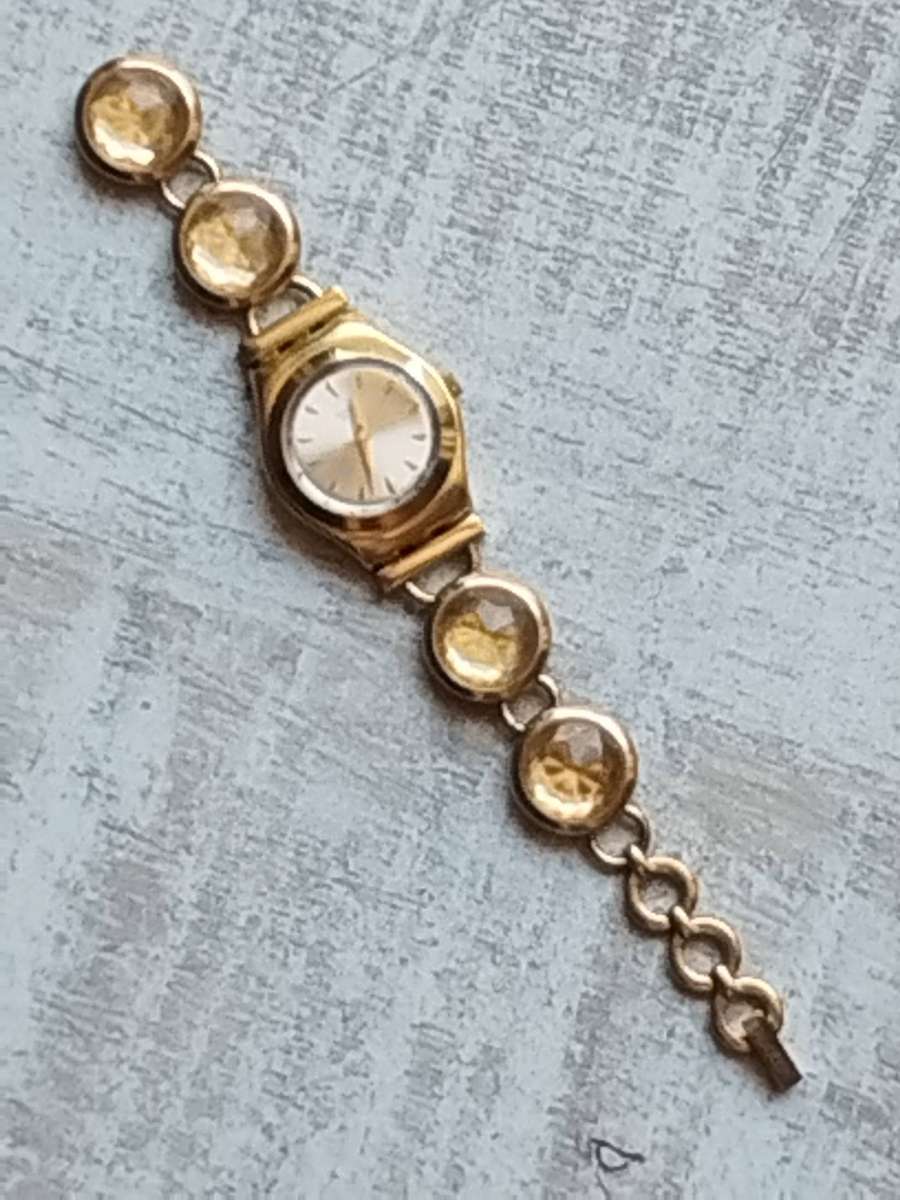 LADIES VINTAGE SWATCH AG-2006 GOLD WATCH IN EXCELLENT WORKING CONDITION - STRAP BROKEN