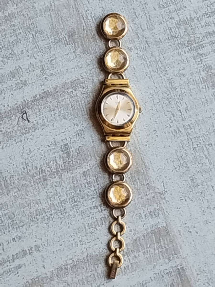 LADIES VINTAGE SWATCH AG-2006 GOLD WATCH IN EXCELLENT WORKING CONDITION - STRAP BROKEN