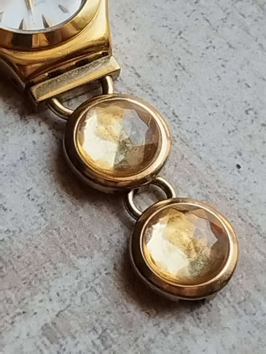 LADIES VINTAGE SWATCH AG-2006 GOLD WATCH IN EXCELLENT WORKING CONDITION - STRAP BROKEN