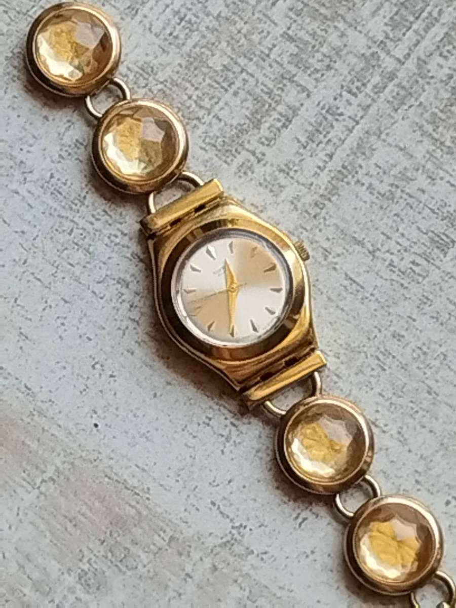LADIES VINTAGE SWATCH AG-2006 GOLD WATCH IN EXCELLENT WORKING CONDITION - STRAP BROKEN