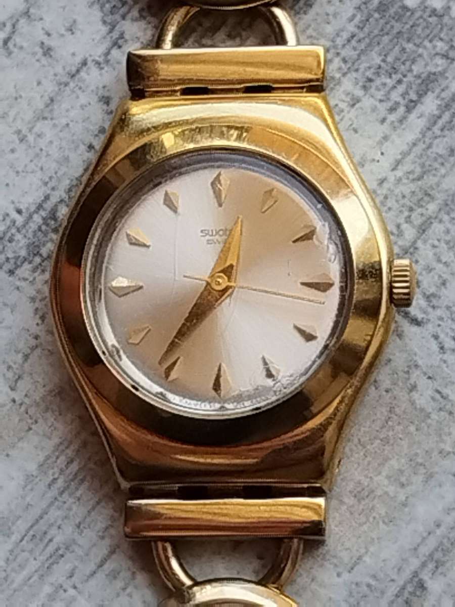LADIES VINTAGE SWATCH AG-2006 GOLD WATCH IN EXCELLENT WORKING CONDITION - STRAP BROKEN