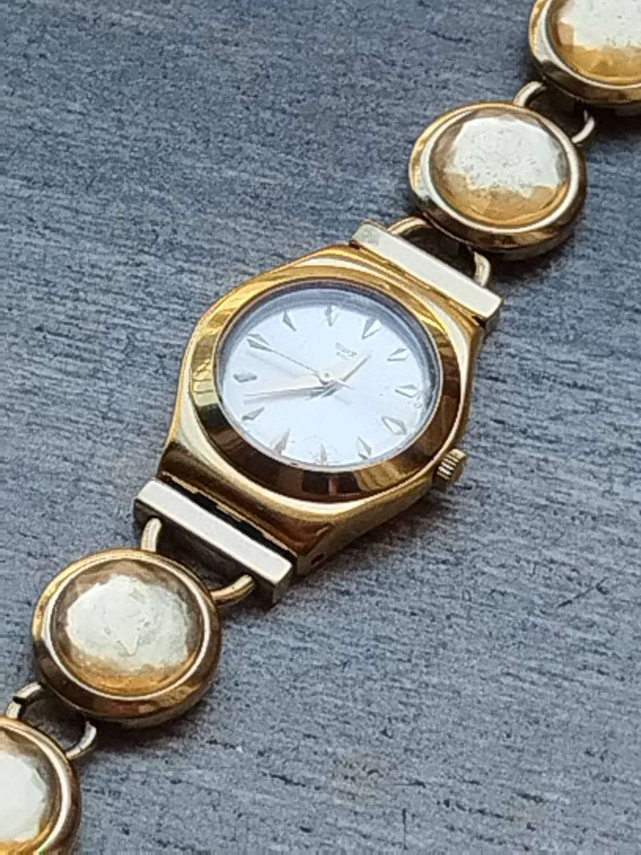 LADIES VINTAGE SWATCH AG-2006 GOLD WATCH IN EXCELLENT WORKING CONDITION - STRAP BROKEN