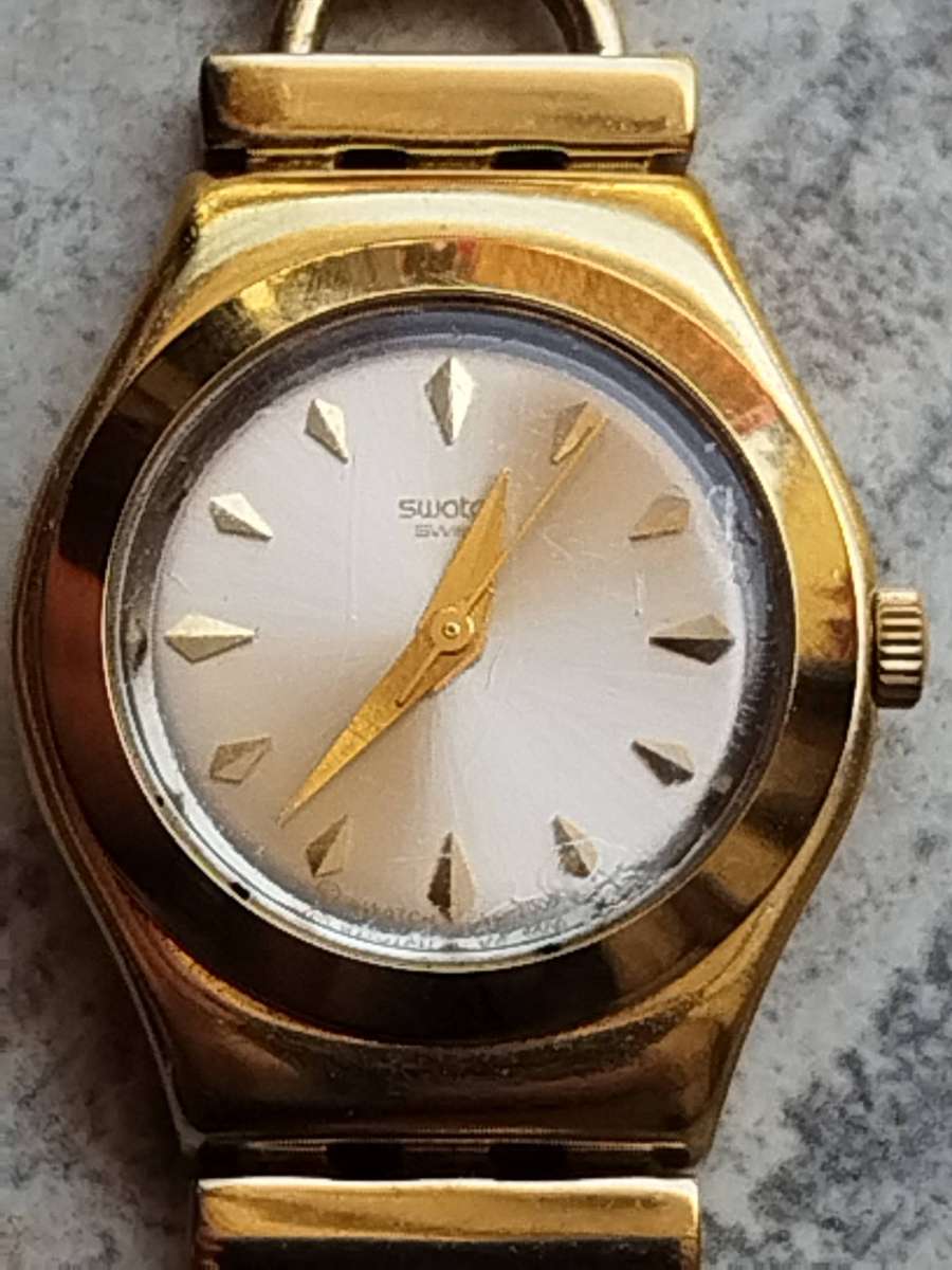 LADIES VINTAGE SWATCH AG-2006 GOLD WATCH IN EXCELLENT WORKING CONDITION - STRAP BROKEN