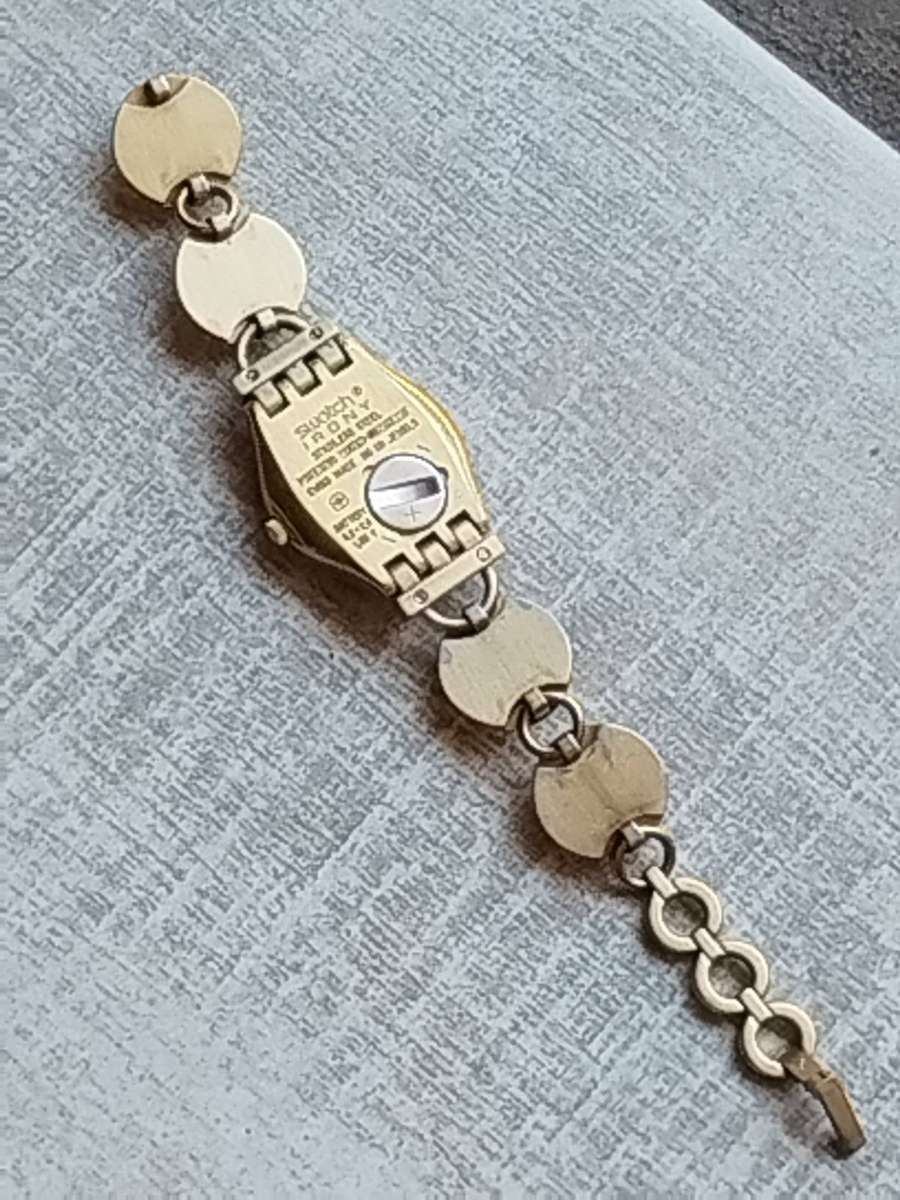 LADIES VINTAGE SWATCH AG-2006 GOLD WATCH IN EXCELLENT WORKING CONDITION - STRAP BROKEN