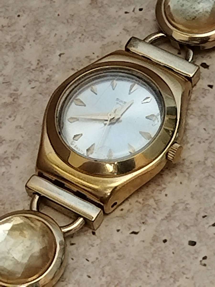 LADIES VINTAGE SWATCH AG-2006 GOLD WATCH IN EXCELLENT WORKING CONDITION - STRAP BROKEN