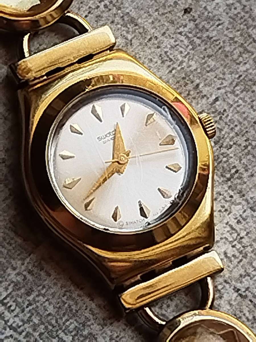 LADIES VINTAGE SWATCH AG-2006 GOLD WATCH IN EXCELLENT WORKING CONDITION - STRAP BROKEN