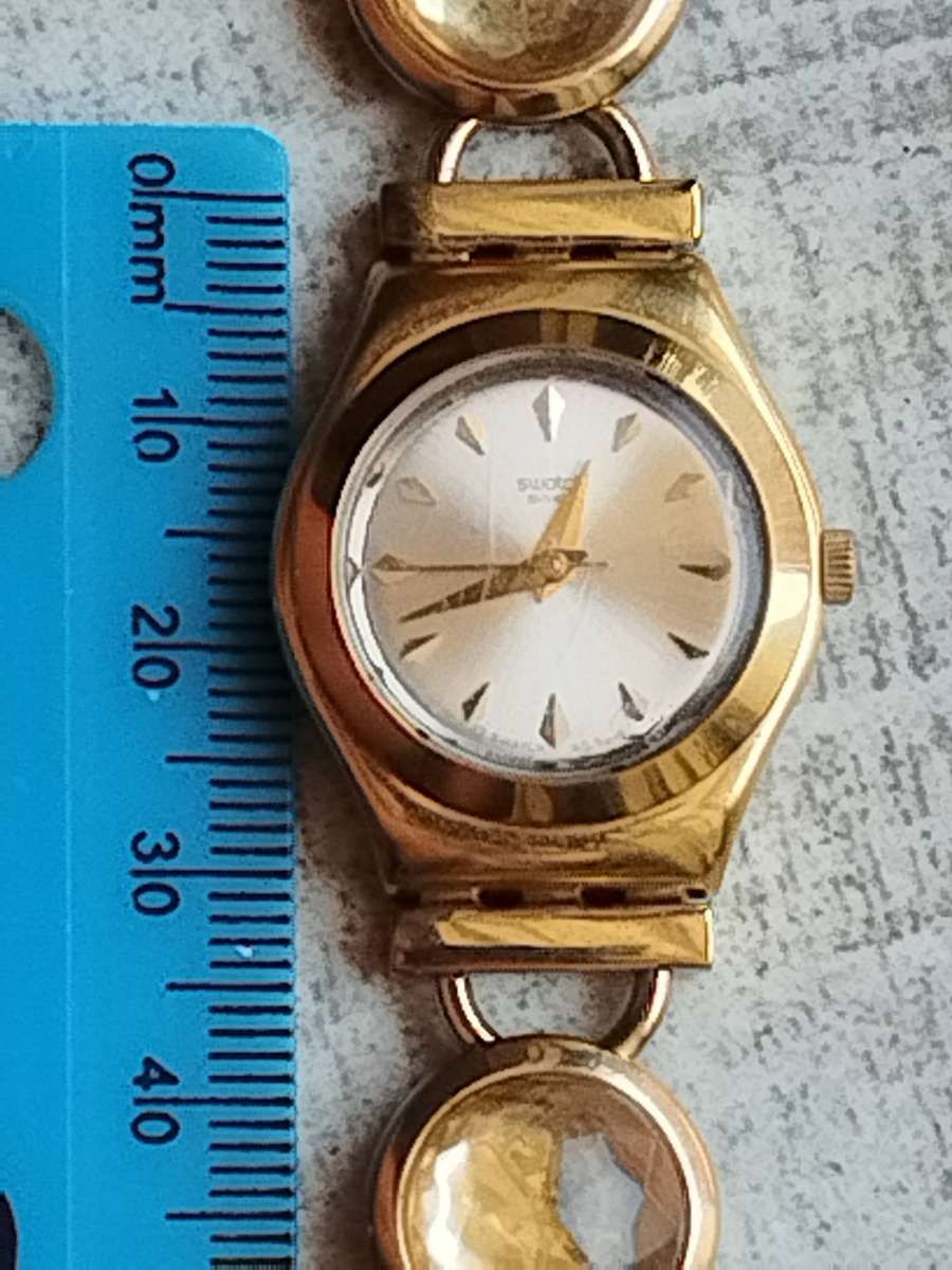 LADIES VINTAGE SWATCH AG-2006 GOLD WATCH IN EXCELLENT WORKING CONDITION - STRAP BROKEN