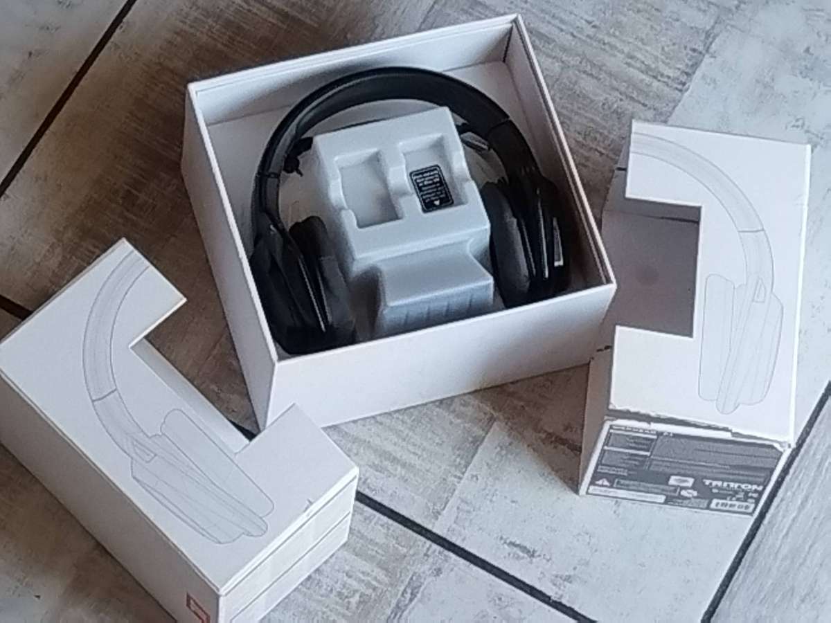 XBOX TRITTON WARHEAD 7.1 WIRELESS SURROUND HEADSET WITH BOX AND ACCESSORIES