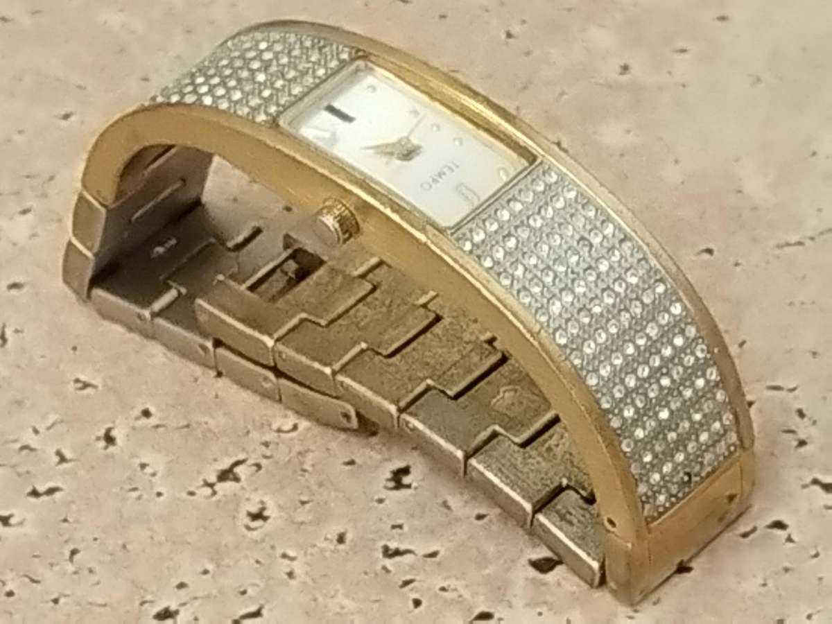 LADIES STUNNING TEMPO GOLD PLATED WATCH IN EXCELLENT WORKING CONDITION