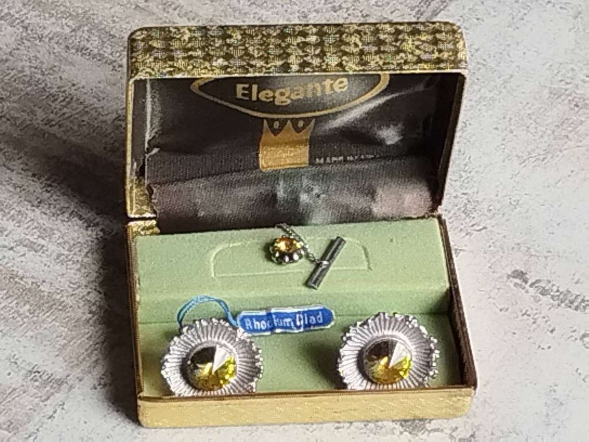MENS VINTAGE RHODIUM CLAD CUFFLINKS IN ORIGINAL DISPLAY BOX