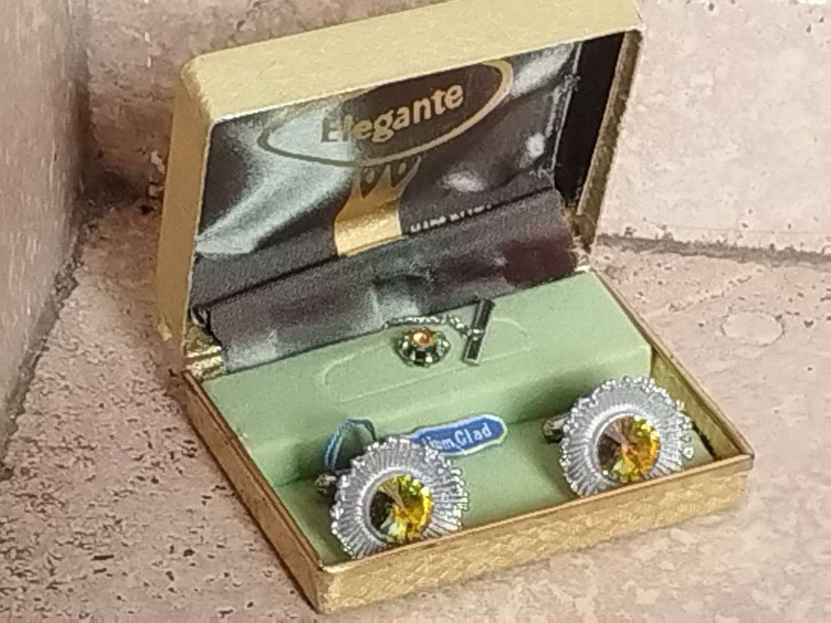 MENS VINTAGE RHODIUM CLAD CUFFLINKS IN ORIGINAL DISPLAY BOX