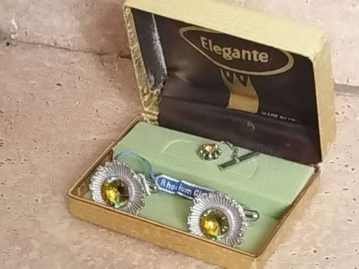 MENS VINTAGE RHODIUM CLAD CUFFLINKS IN ORIGINAL DISPLAY BOX