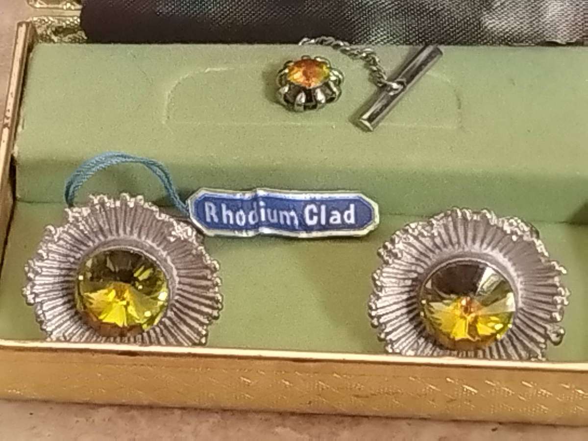 MENS VINTAGE RHODIUM CLAD CUFFLINKS IN ORIGINAL DISPLAY BOX