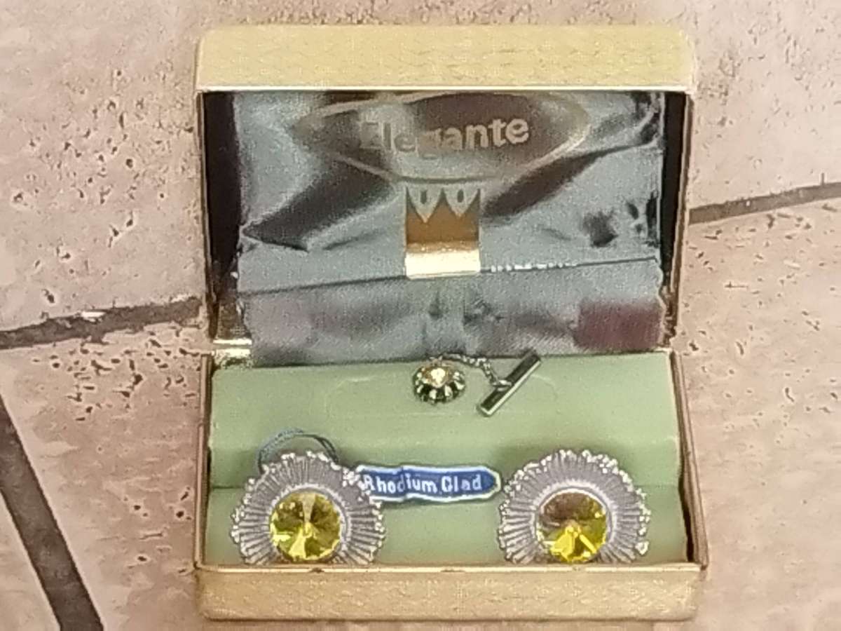 MENS VINTAGE RHODIUM CLAD CUFFLINKS IN ORIGINAL DISPLAY BOX