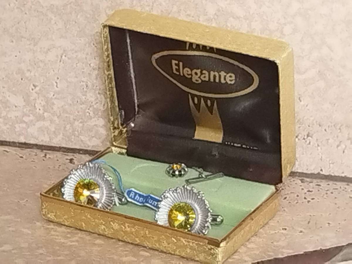 MENS VINTAGE RHODIUM CLAD CUFFLINKS IN ORIGINAL DISPLAY BOX