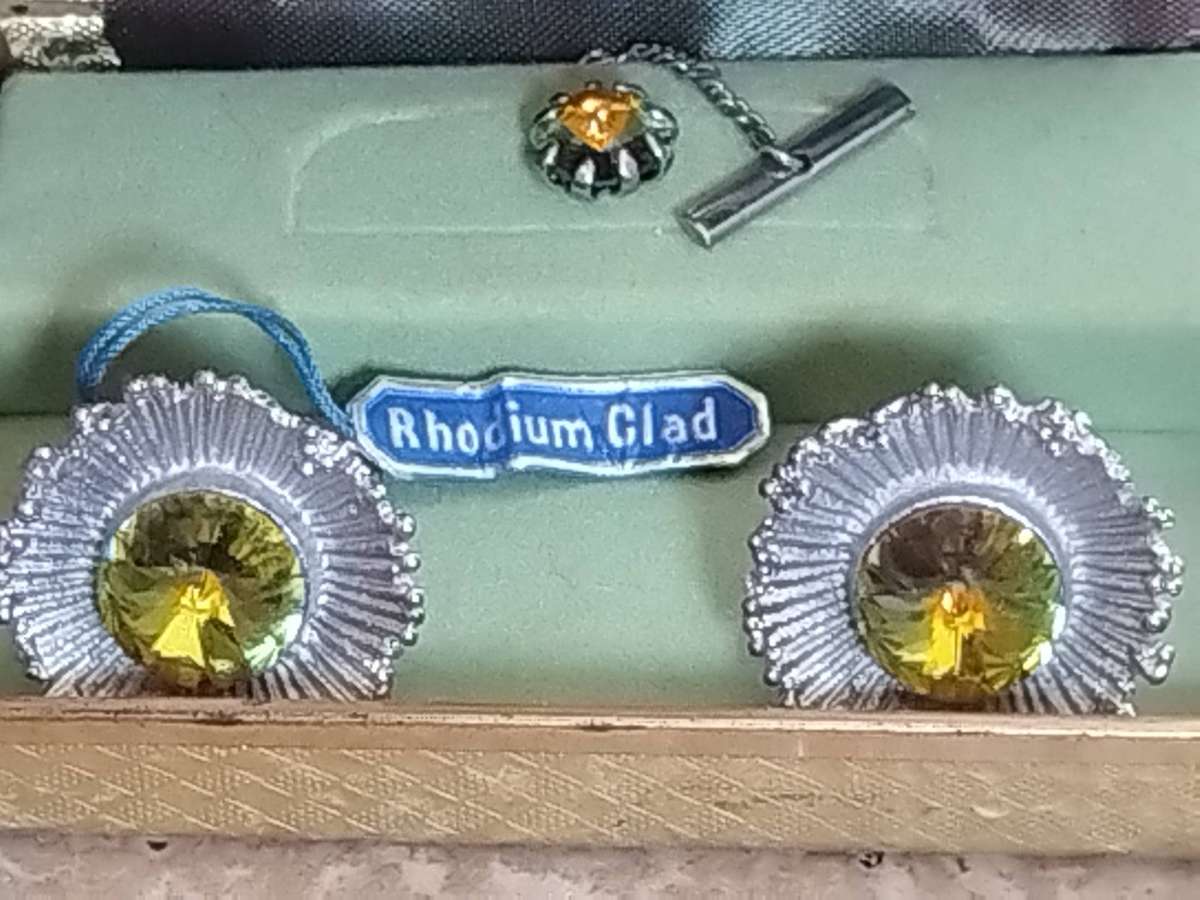 MENS VINTAGE RHODIUM CLAD CUFFLINKS IN ORIGINAL DISPLAY BOX
