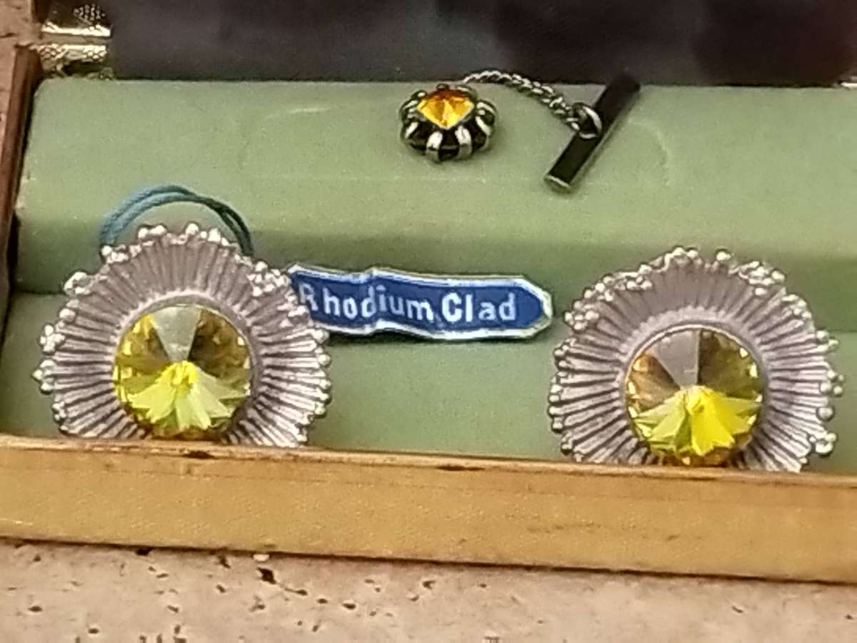 MENS VINTAGE RHODIUM CLAD CUFFLINKS IN ORIGINAL DISPLAY BOX