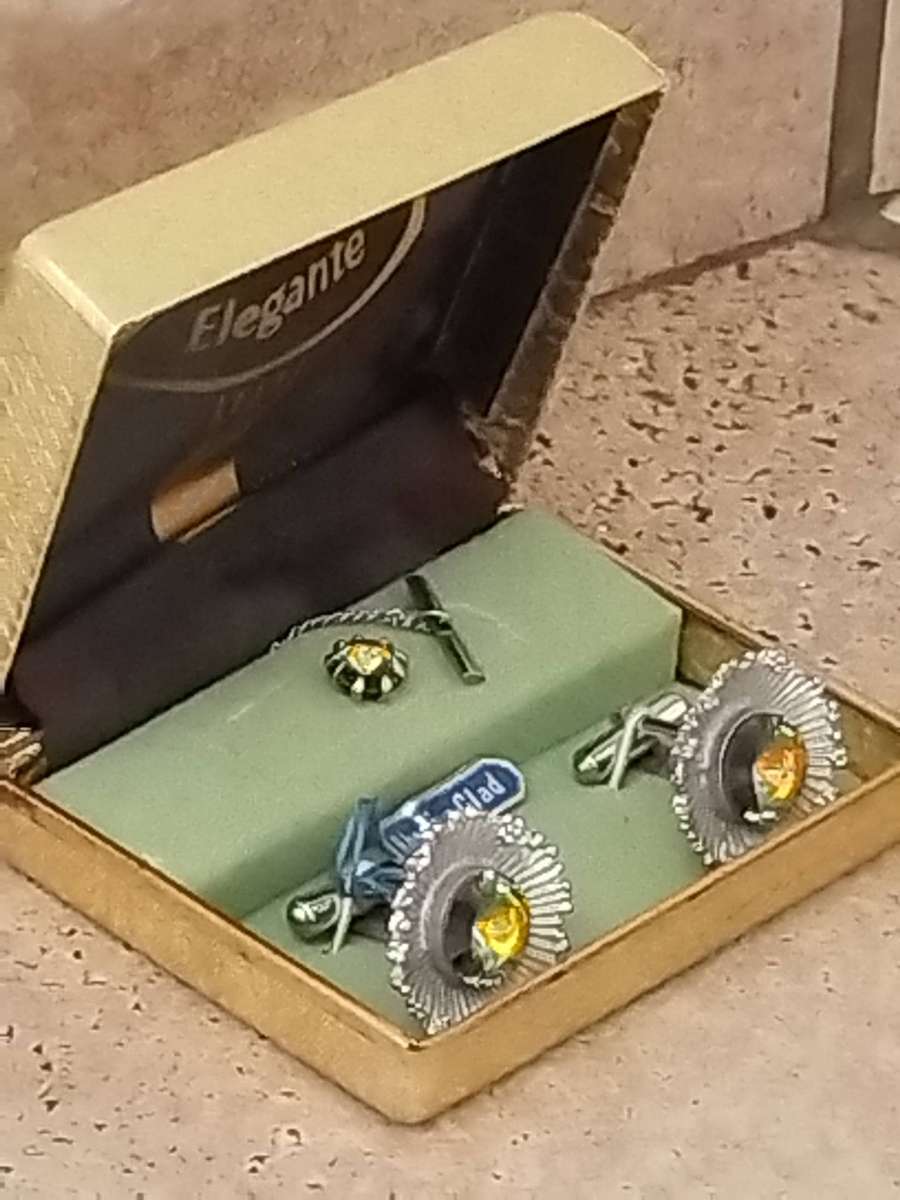 MENS VINTAGE RHODIUM CLAD CUFFLINKS IN ORIGINAL DISPLAY BOX