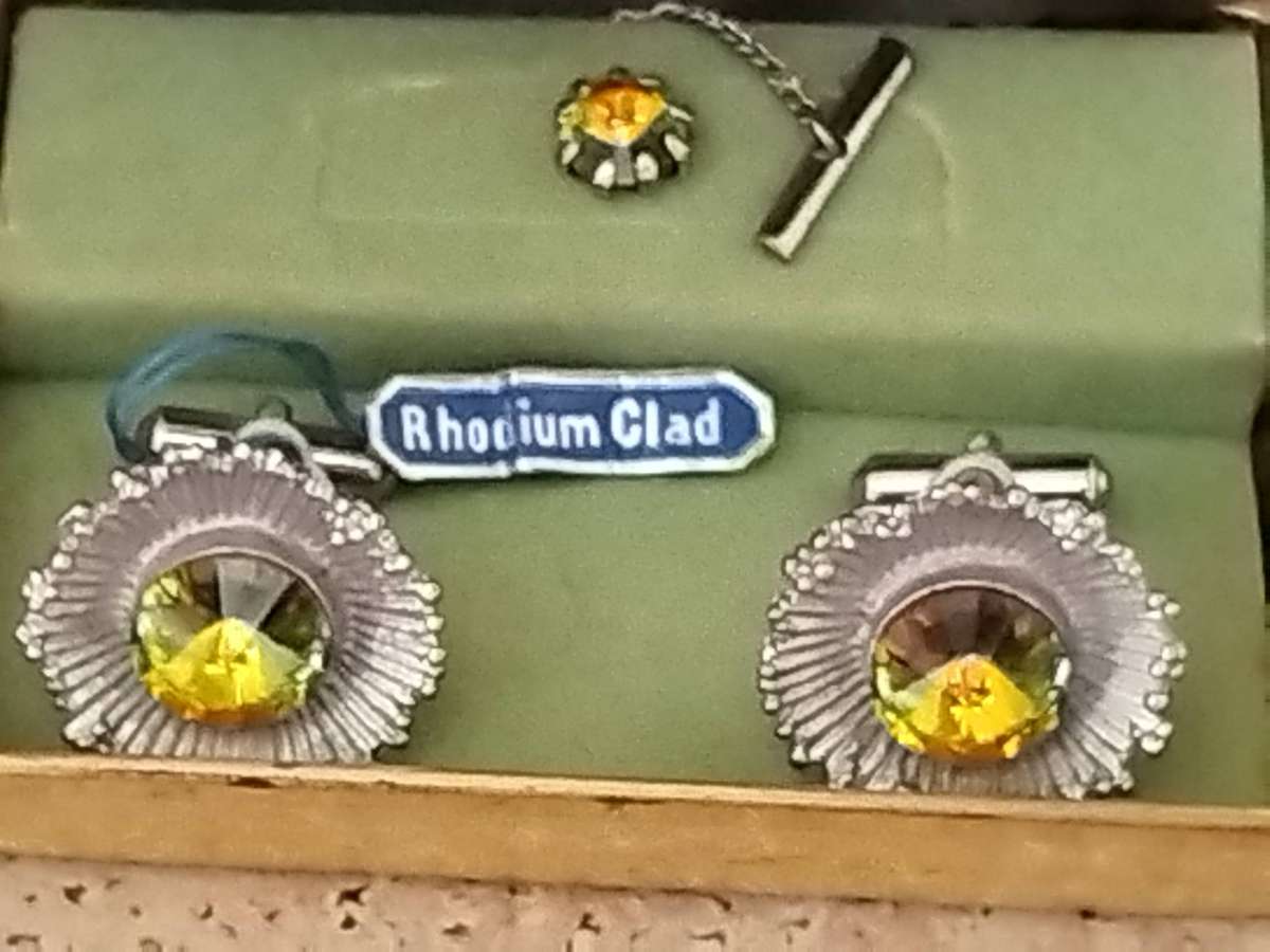 MENS VINTAGE RHODIUM CLAD CUFFLINKS IN ORIGINAL DISPLAY BOX