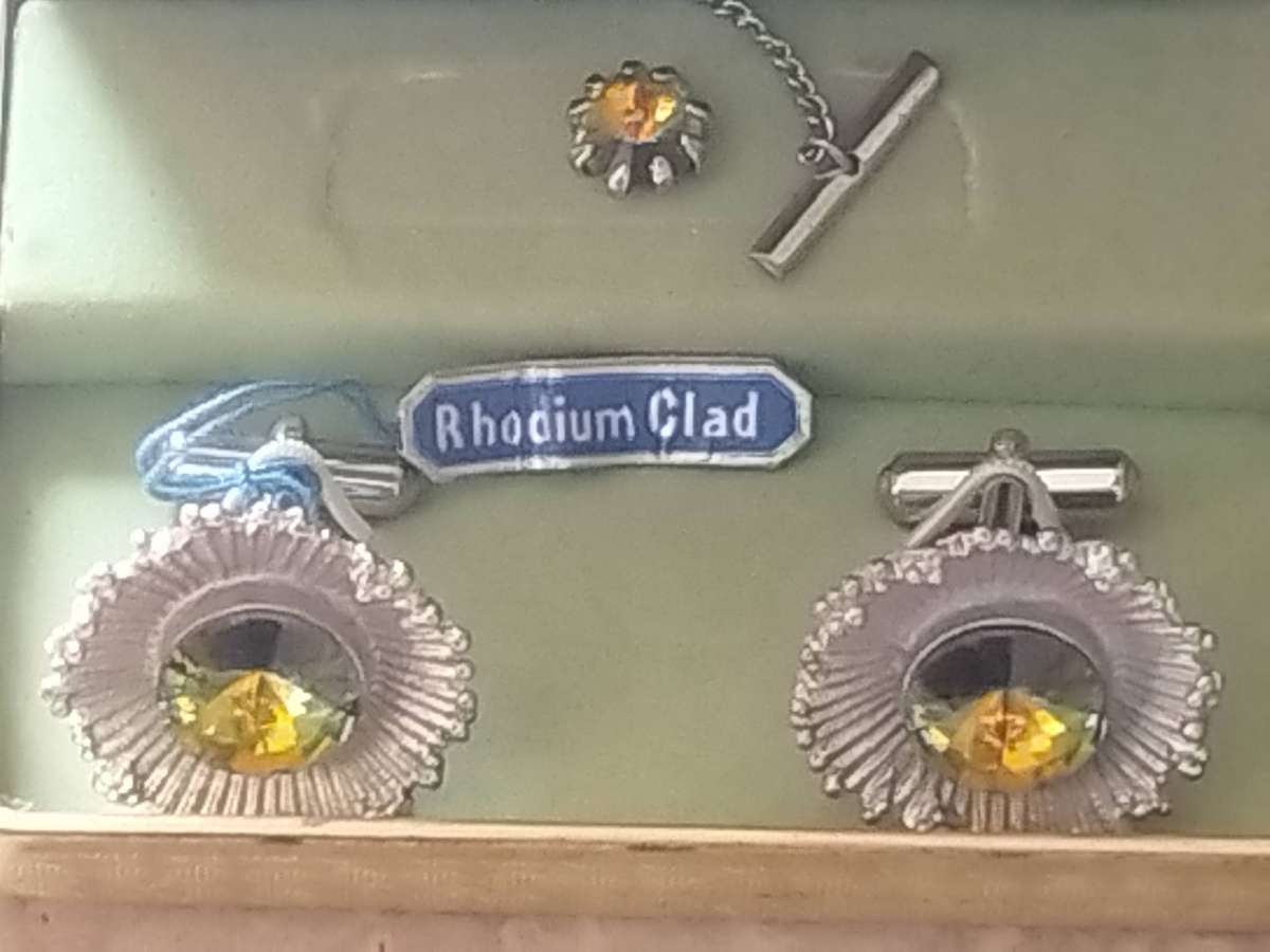 MENS VINTAGE RHODIUM CLAD CUFFLINKS IN ORIGINAL DISPLAY BOX