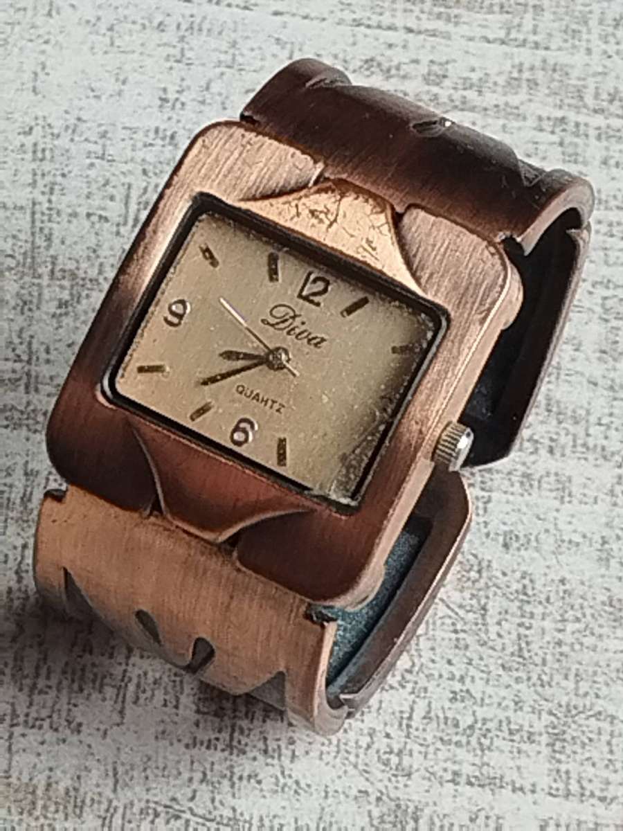 LADIES DIVA BRONZE BANGLE WATCH IN EXCELLENT WORKING CONDITION