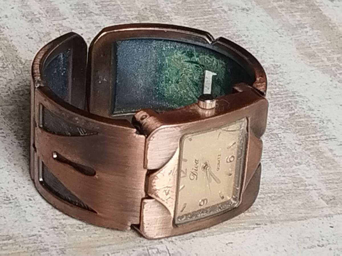LADIES DIVA BRONZE BANGLE WATCH IN EXCELLENT WORKING CONDITION