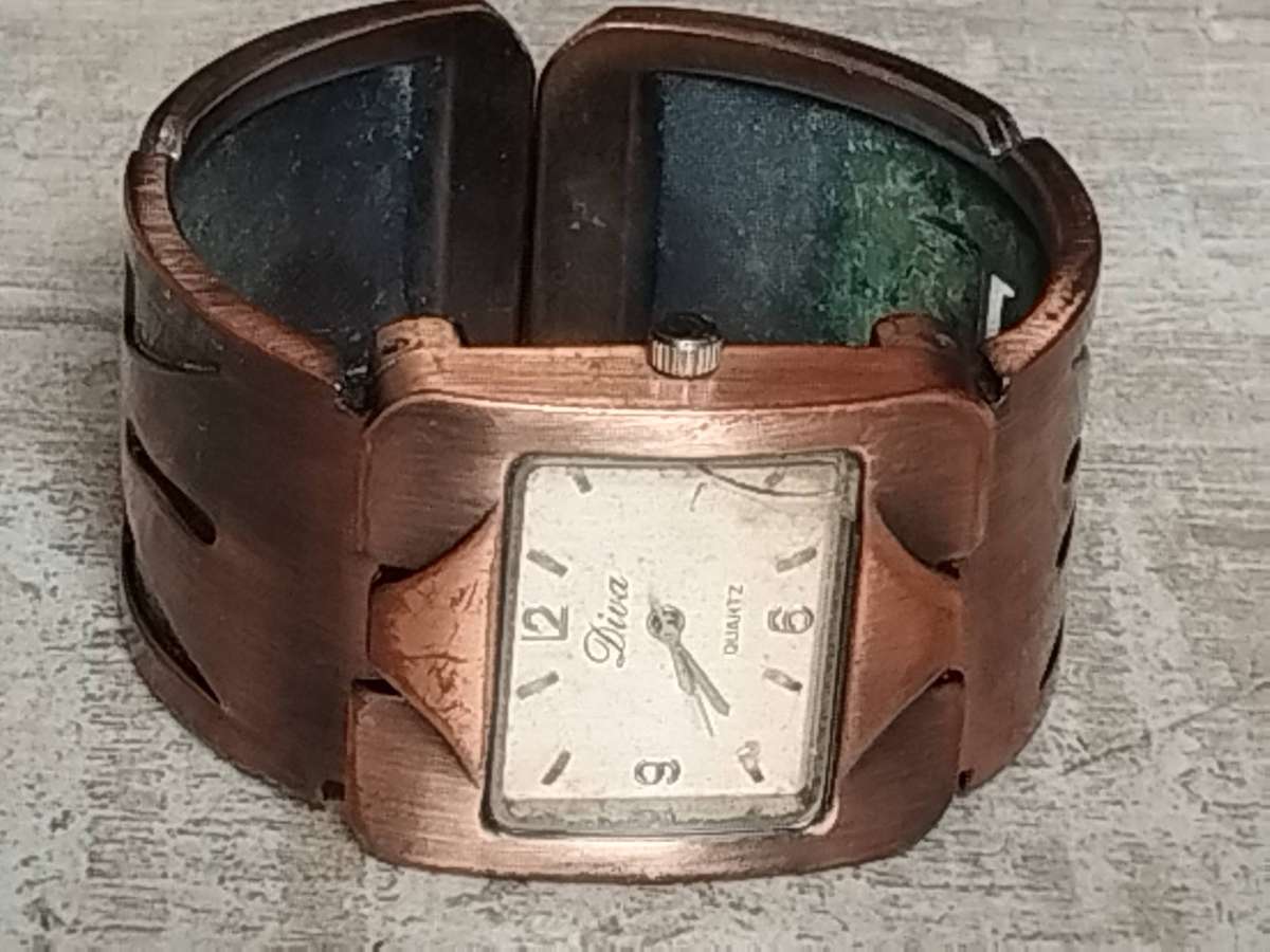 LADIES DIVA BRONZE BANGLE WATCH IN EXCELLENT WORKING CONDITION
