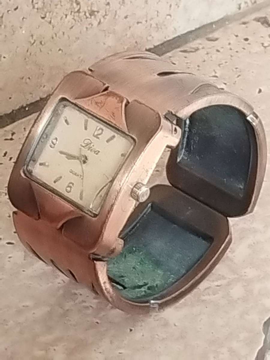 LADIES DIVA BRONZE BANGLE WATCH IN EXCELLENT WORKING CONDITION