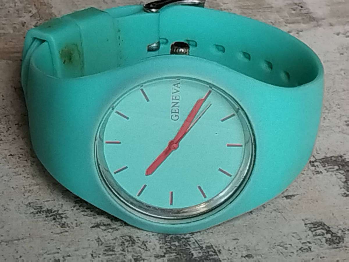 LADIES STUNNING GENEVA WATCH IN EXCELLENT WORKING CONDITION