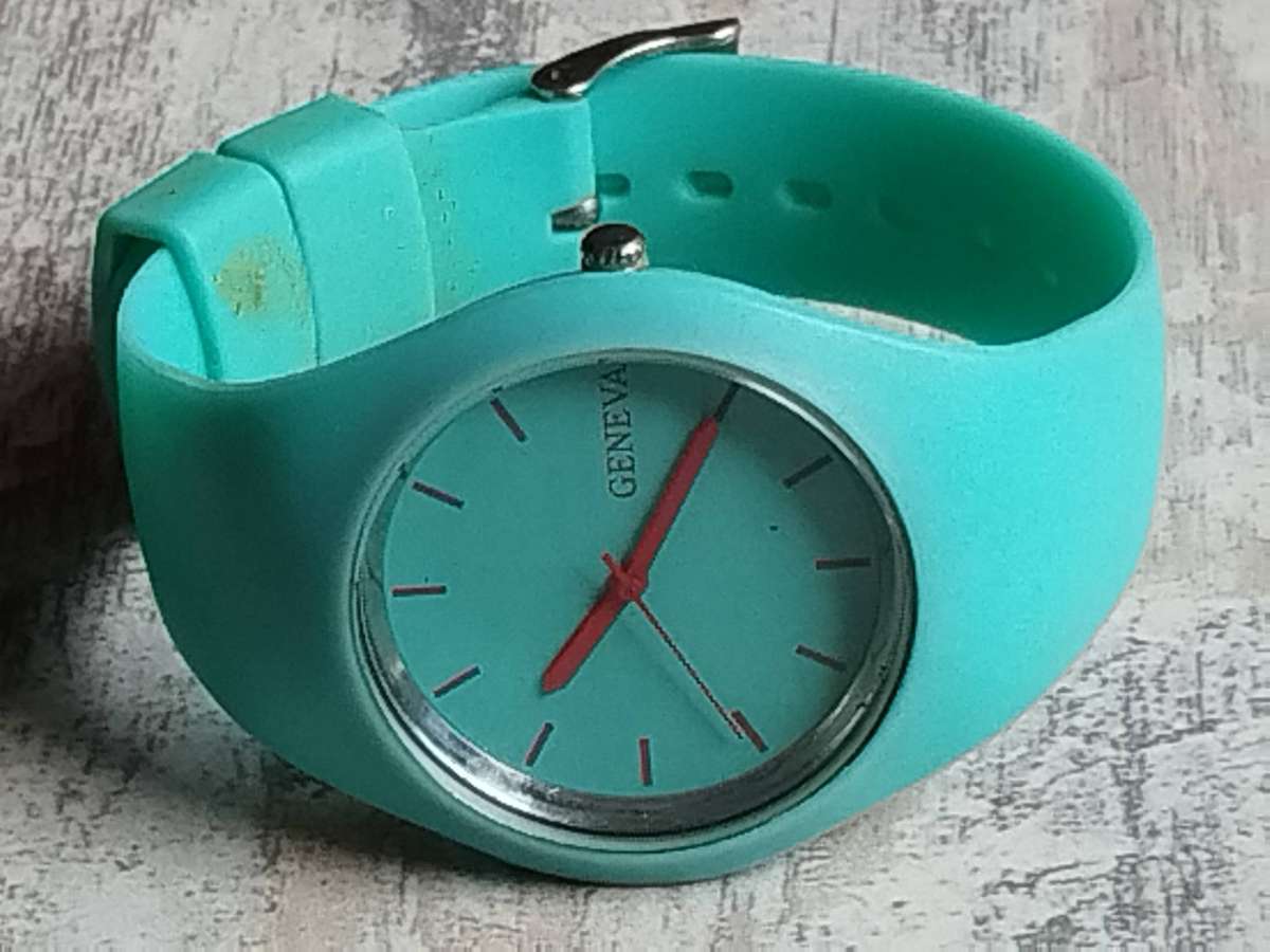 LADIES STUNNING GENEVA WATCH IN EXCELLENT WORKING CONDITION