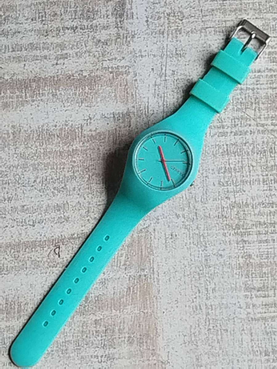 LADIES STUNNING GENEVA WATCH IN EXCELLENT WORKING CONDITION