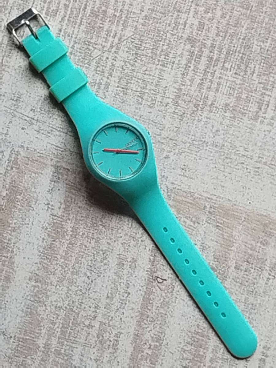 LADIES STUNNING GENEVA WATCH IN EXCELLENT WORKING CONDITION