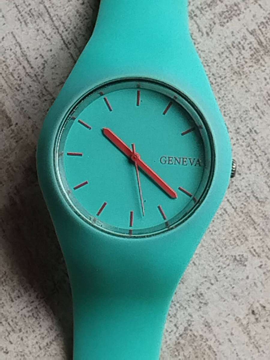 LADIES STUNNING GENEVA WATCH IN EXCELLENT WORKING CONDITION