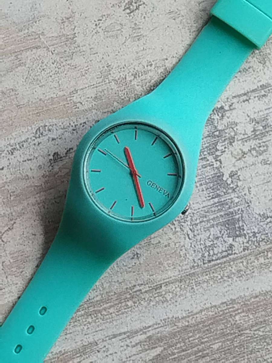 LADIES STUNNING GENEVA WATCH IN EXCELLENT WORKING CONDITION