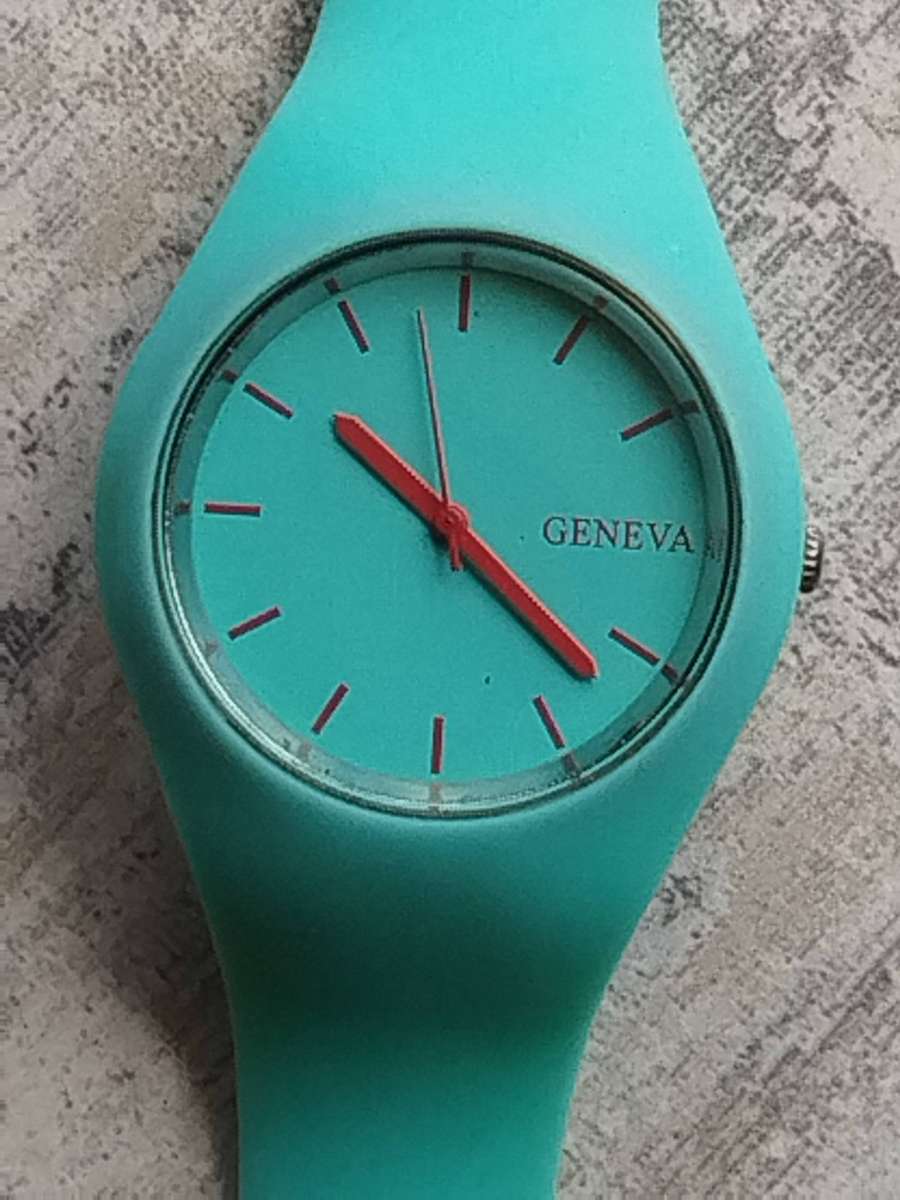 LADIES STUNNING GENEVA WATCH IN EXCELLENT WORKING CONDITION